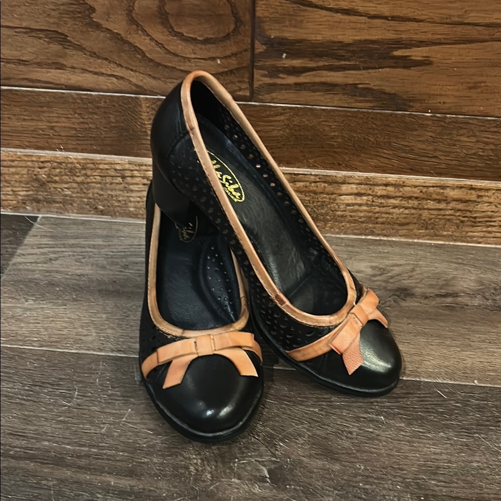 Elegant Black and Tan Heels with Bow Accent. Leather.